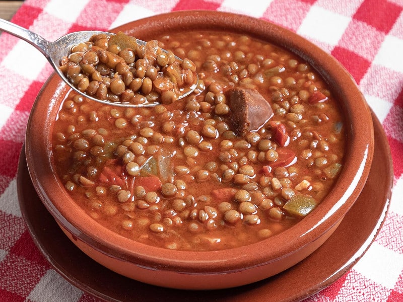 Comida hecha con lentejas y embutidos