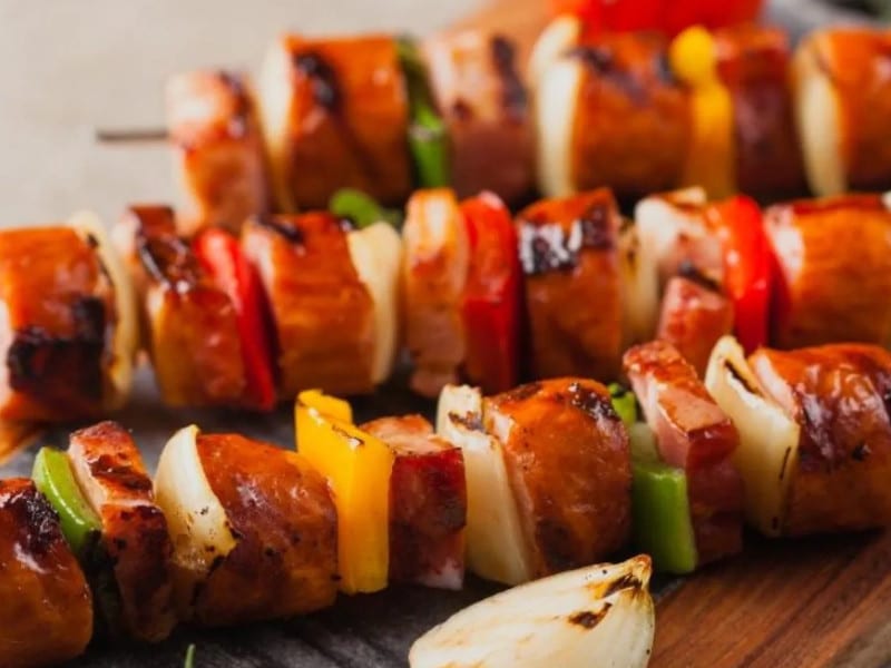 Pinchos de salchichas y vegetales.