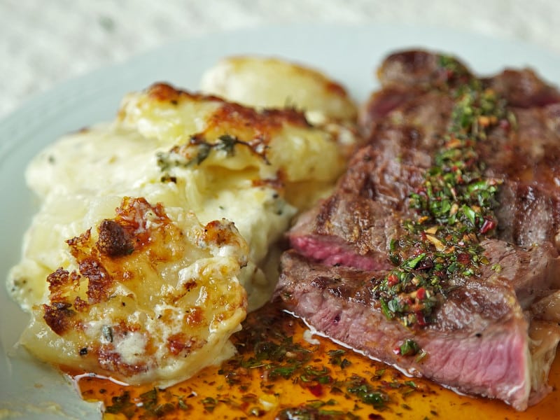 Bife de chorizo con papas duquesas